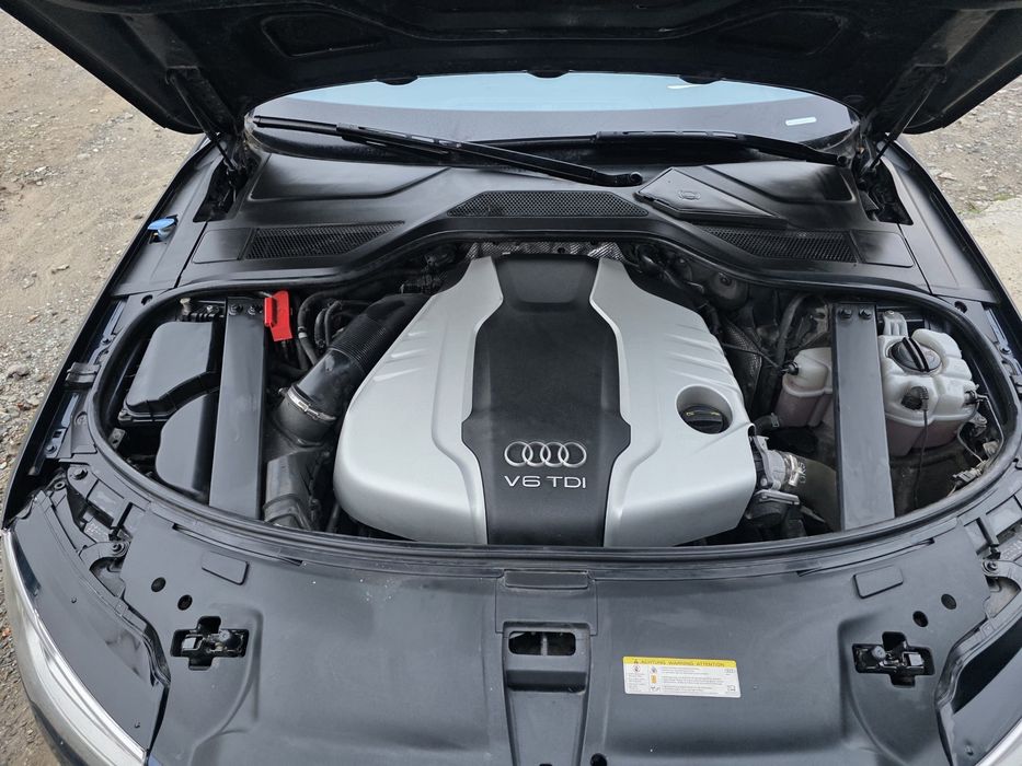 Audi A8L.        .