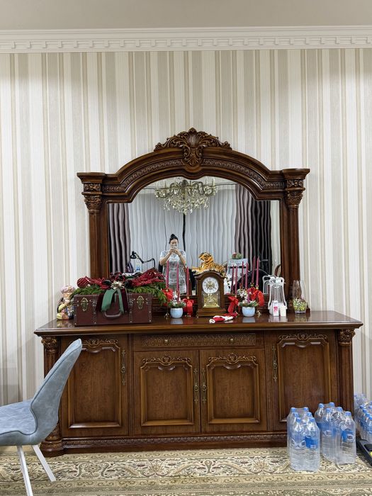 Шкаф,стол,стулья,трюмо