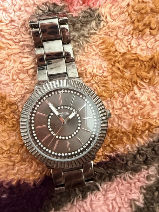 Продаются женские часы