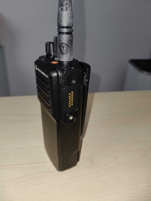 Statie Radio Motorola DP4400e MotoTRBO UHF, noua, necesita acumulator