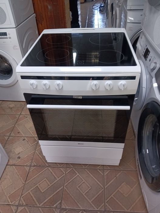 Свободно стояща печка с керамичен плот Gram  с две години Гаранция!