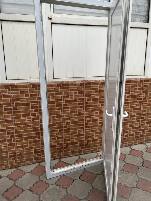 Продам пластиковую дверь