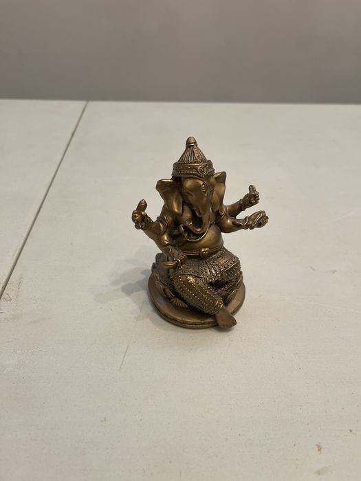 Elefant cu patru brate neutilizat dintruo piatra foarte rezistenta