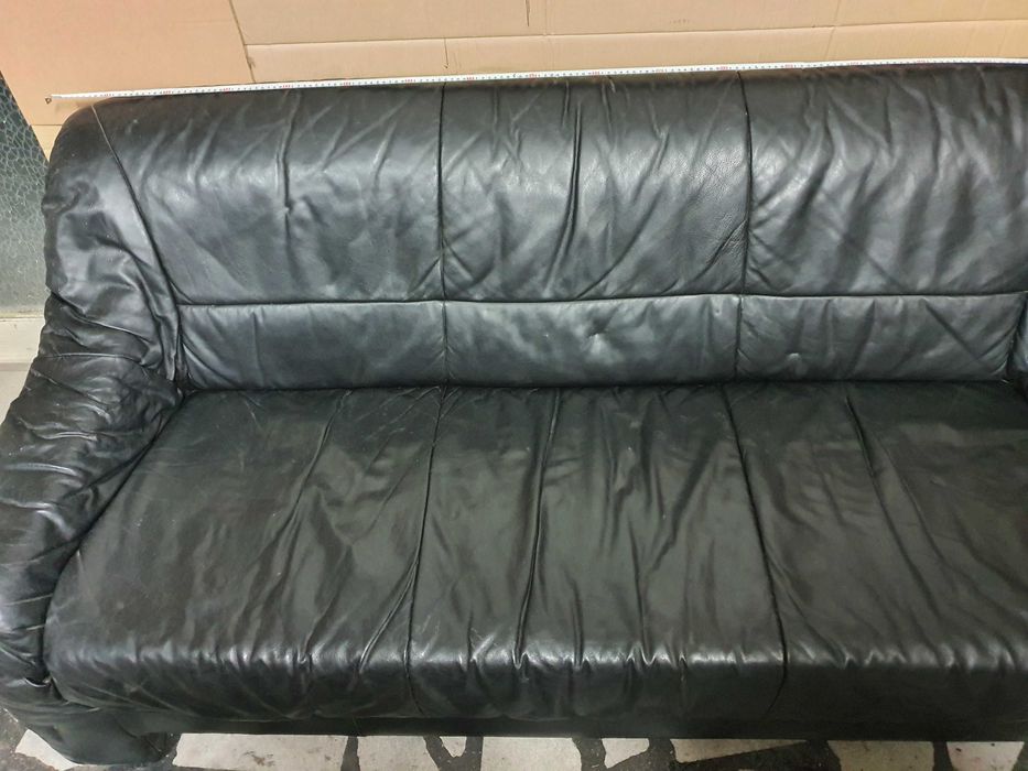 Черен кожен диван