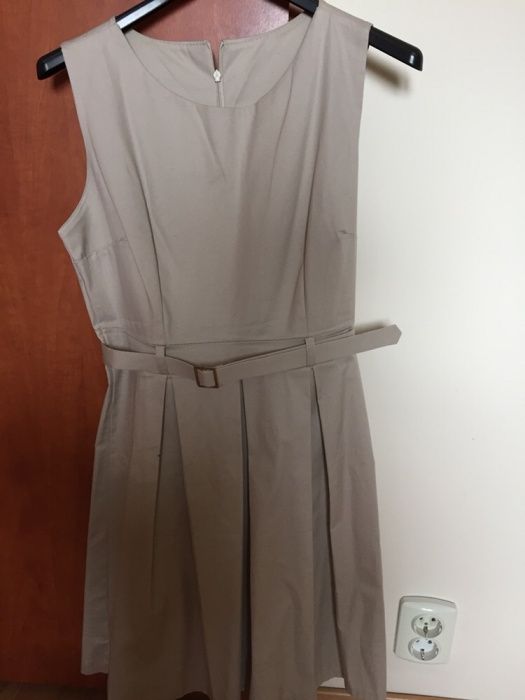 Rochie bej, cu pliuri si curea in talie