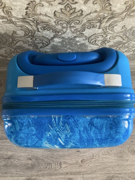 Продам чемодан для девочки