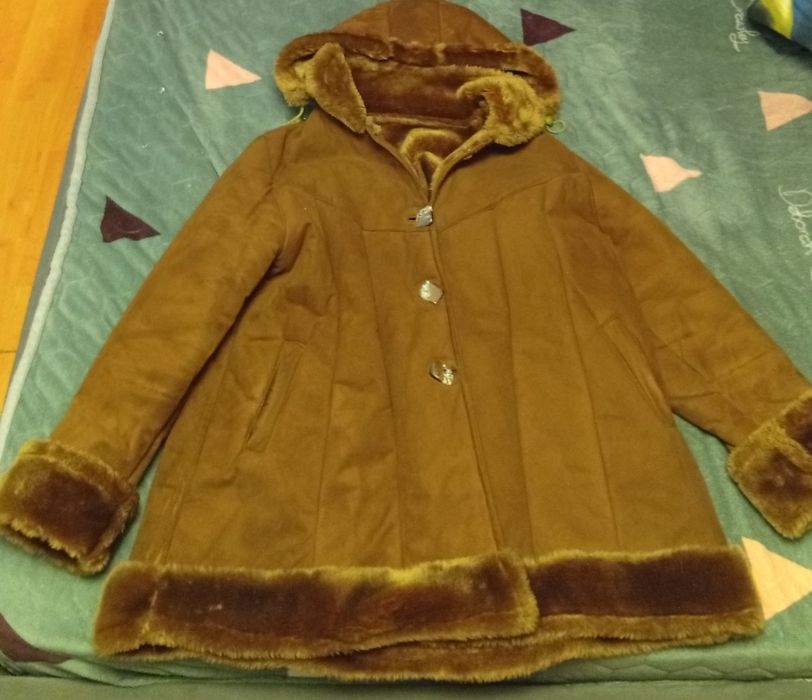 Cojoc  de dama imblanit si catifelat la exterior.