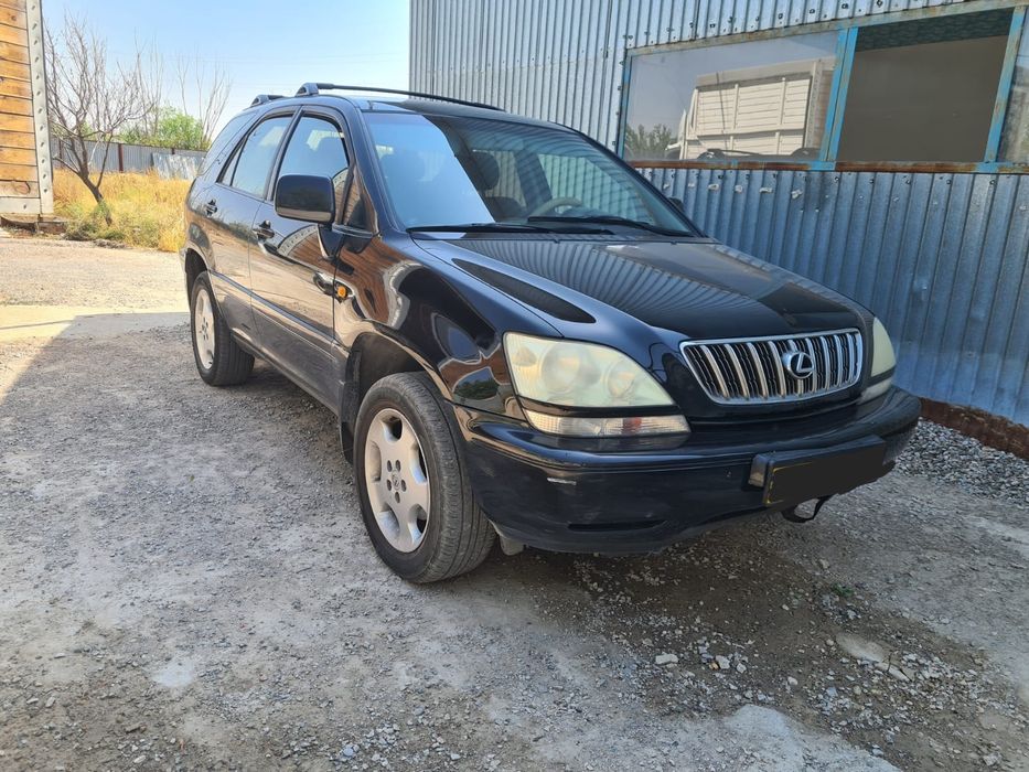 Продается автомобиль Lexus 300.