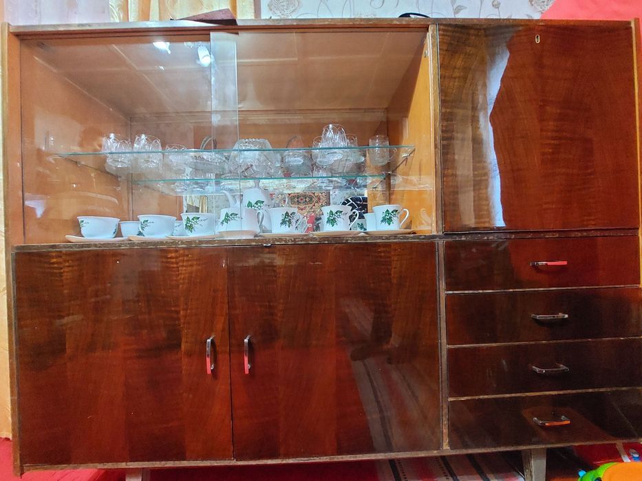 Продаётся сервант