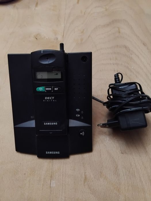 Стар телефон с майка