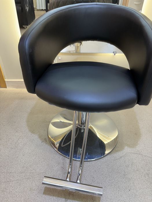 Продам парикмахерское кресло