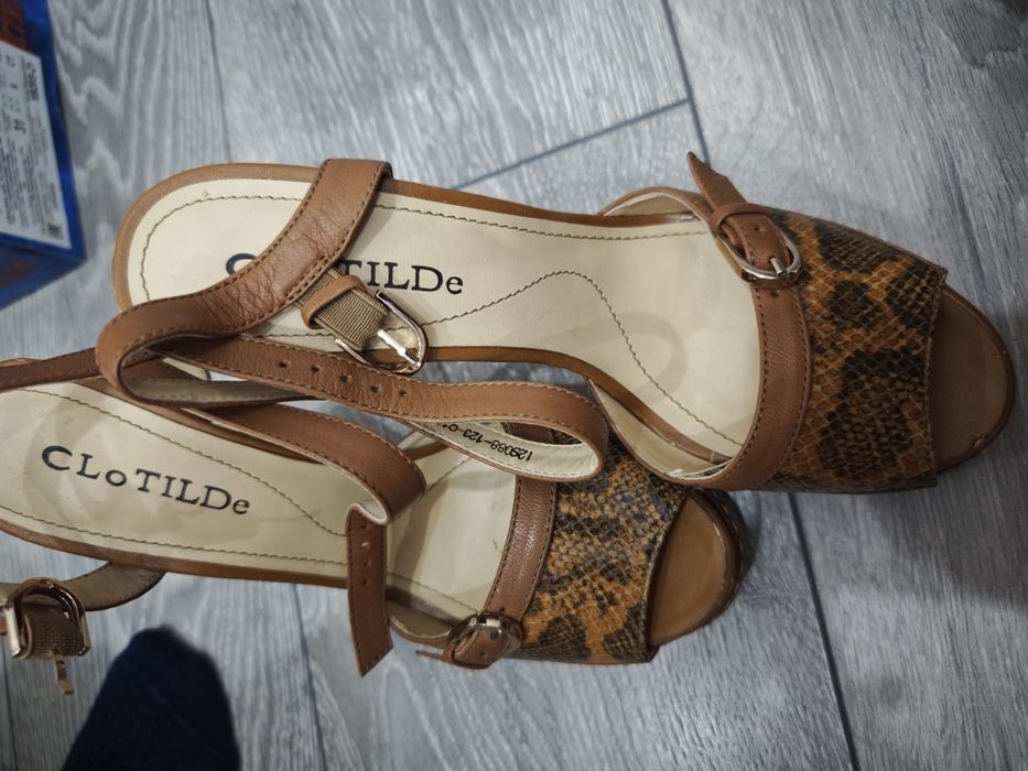 Продаются босоножки