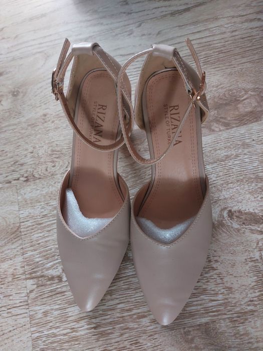 Туфли бежевые 37 размер