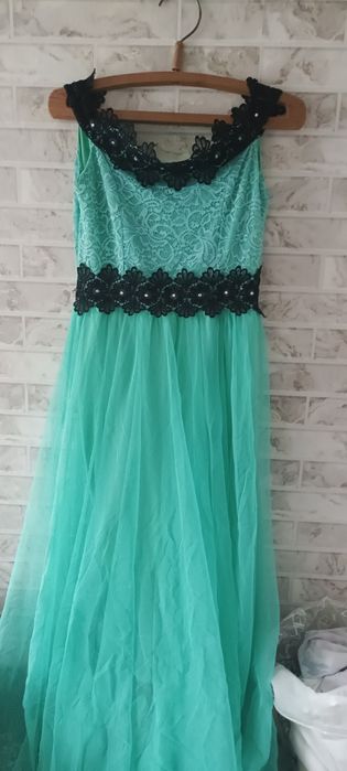 Продам наряды платья