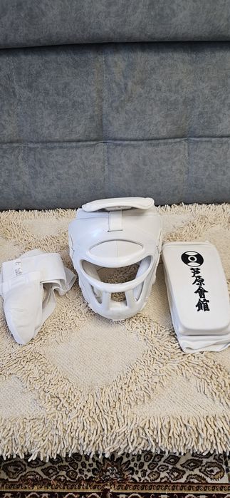 Форма каратэ с экипировкой