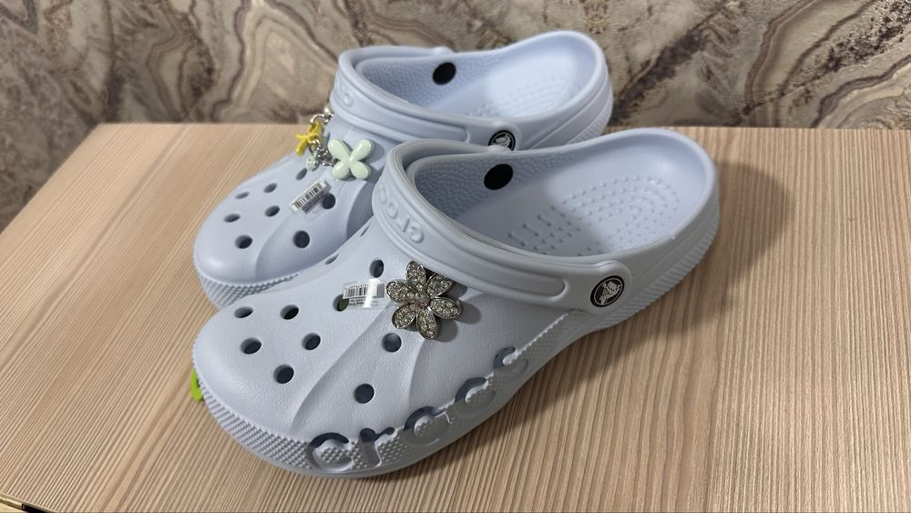 Кроксы из Америки .оригинал .размер 9 .(39-40)белые и голубые