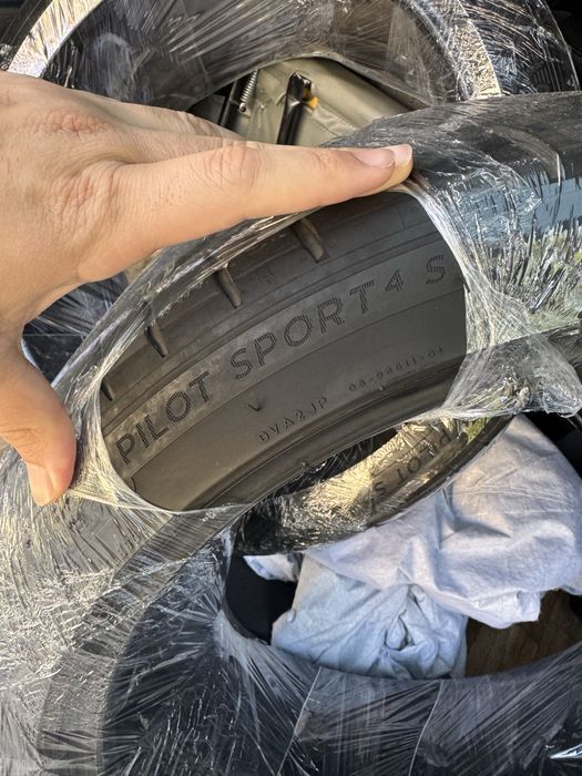 Продаю шины Michelin Pilot Sport 4S 245/40/20