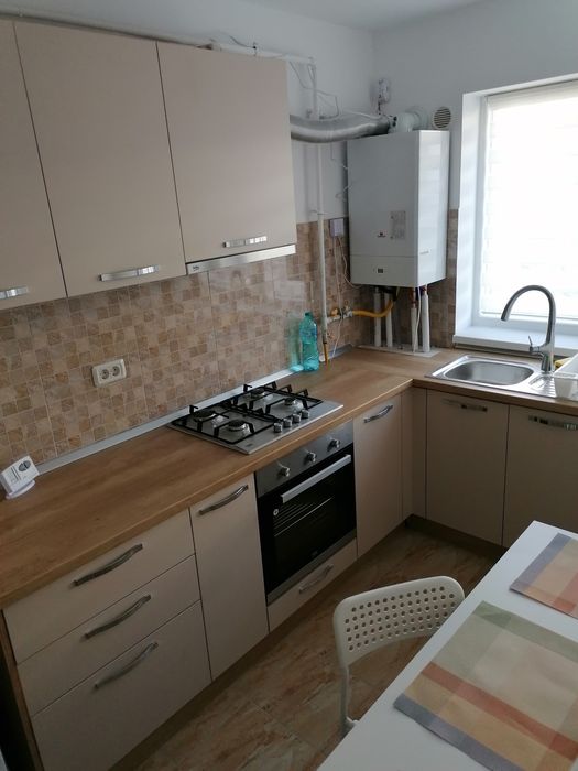 vand apartament 2 camere decomandat et.1 cu parcare privata
