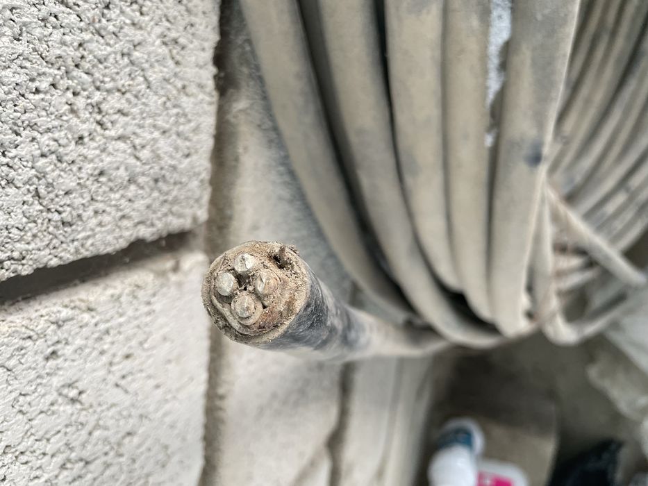 Кабель 4 жильный с пломбой.