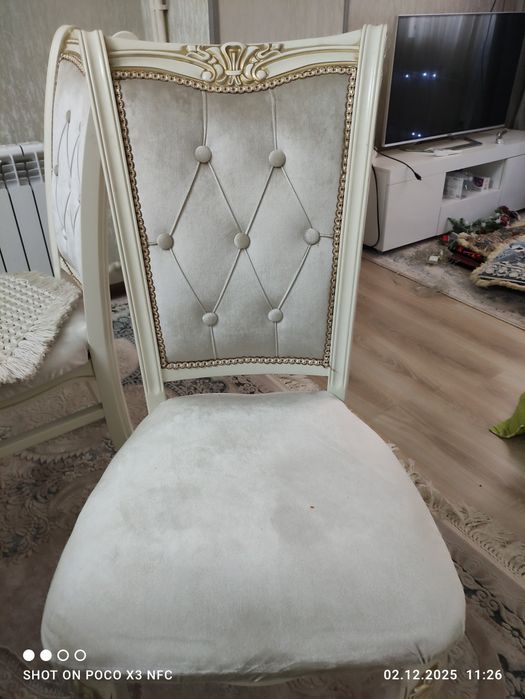 Продаётся стол с 12 стульями.  
Состояние отличное. Подойдёт для гости