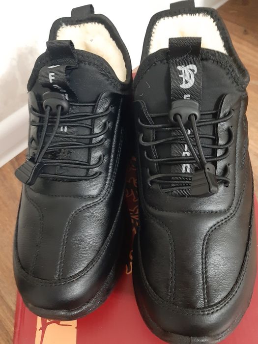 Продаю зимние кроссовки