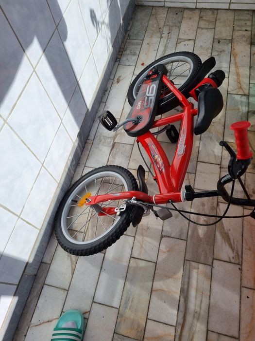 Vând bicicleta copii Disney cars 16 inch