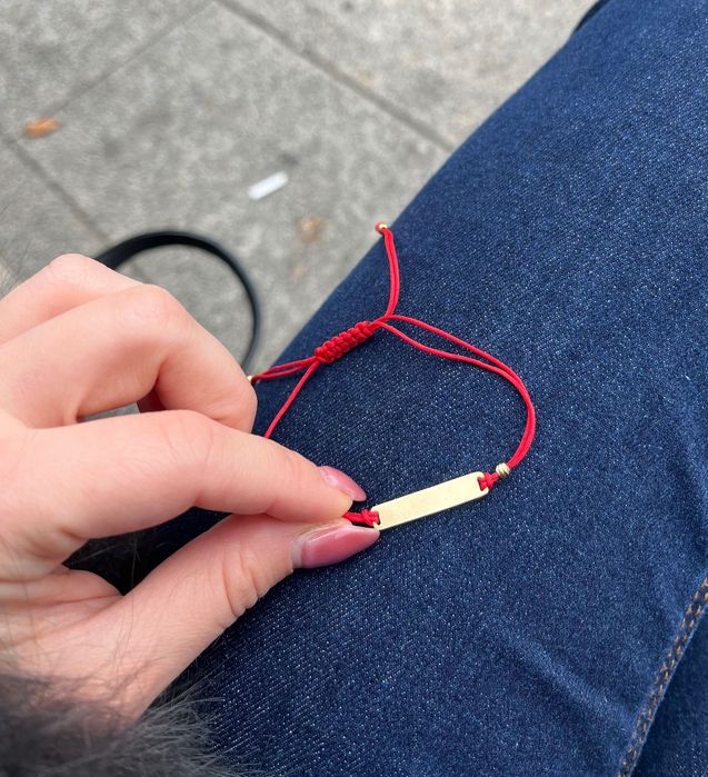 Златна гривна с червен конец “Обичам те”