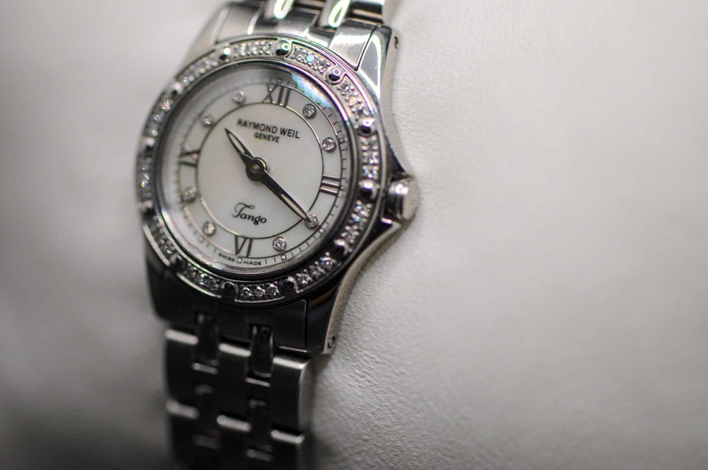 Швейцарски дамски часовник с диаманти - Raymond Weil Tango 5790