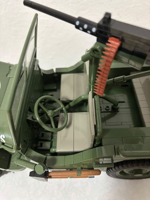 Jeep Lego cu mitraliera