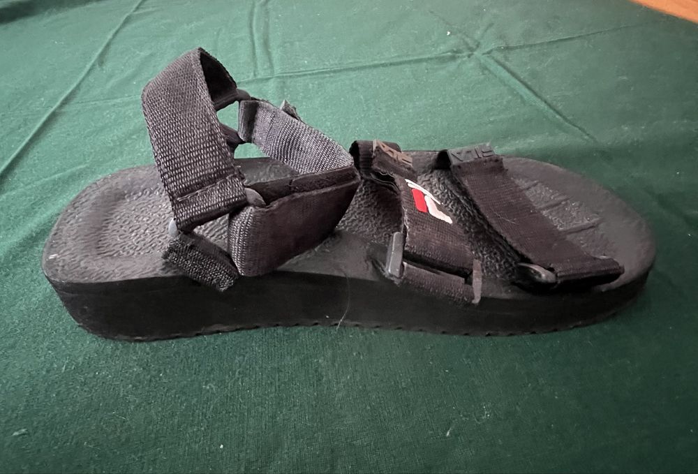 Sandale usoare, confortabile, cu talpa plata, benzi cu scai de la Fila, marimea 40