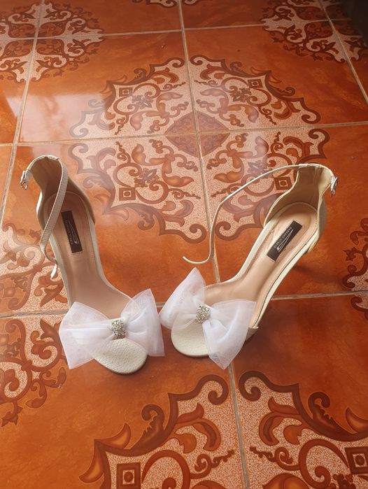 Sandale albe din piele