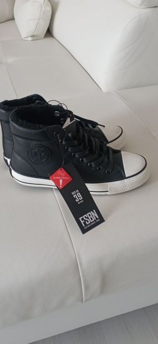 Vând ghete sport,produs de calitate mărimea 39,noi nouțe.