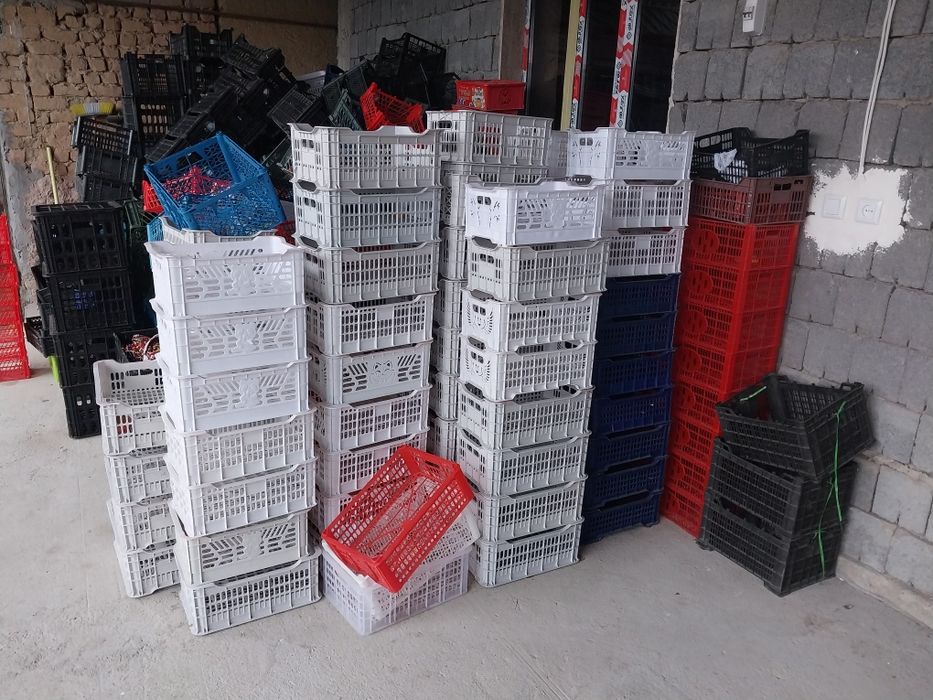 Plastic yashiklar sotiladi