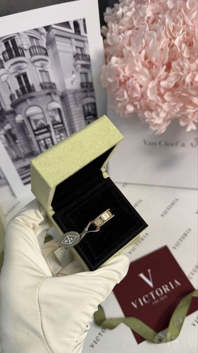 Кольцо Van Cleef & Arpels V-Gold