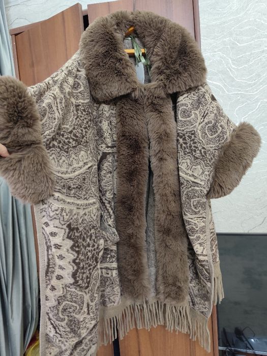 Пончо-пальто с мехом