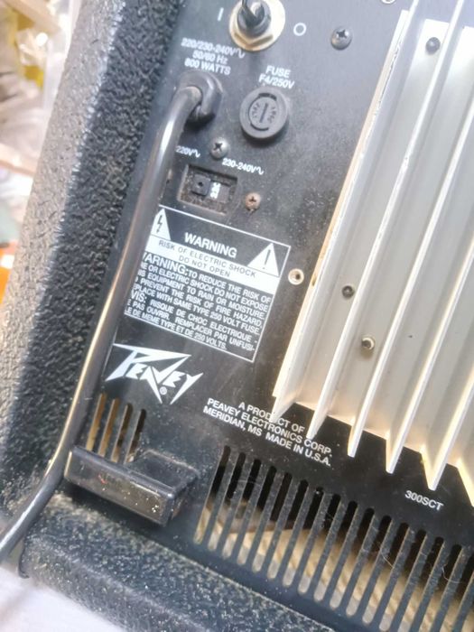 Уредба 3 в 1- система усилвател PEAVEY USA 2x150, Миксер, Дигитални ефекти - ехо, хорус и др., може и тонколони 2х150