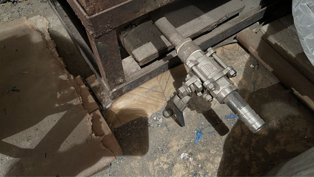 Металлический бак с краном