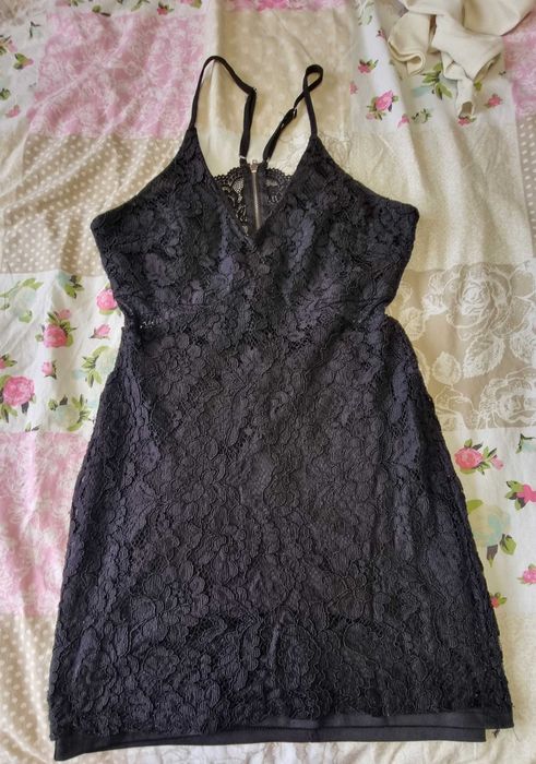 Дантелена рокля с гол гръб