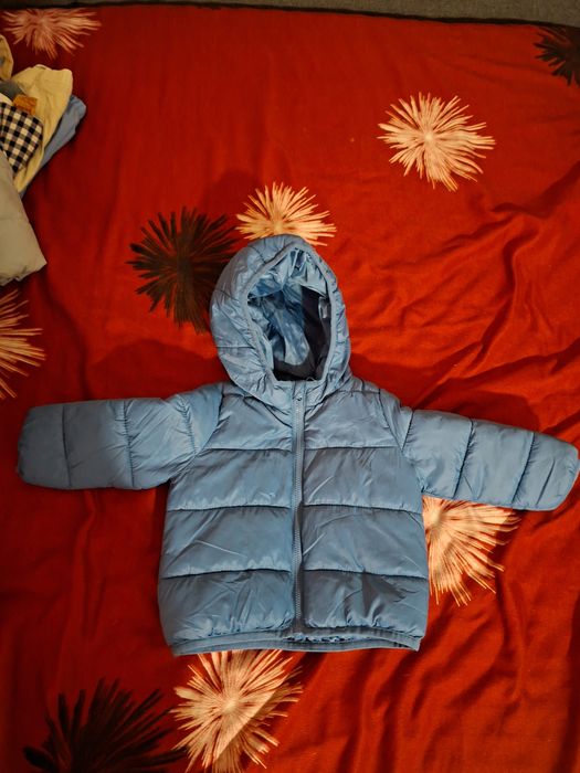 Vand lot de haine marimea 68-74, baieti,combinezon bebe imblanit, geaca groasa si geaca subtire, camasa  si pantaloni primavara, bluza maneca lunga