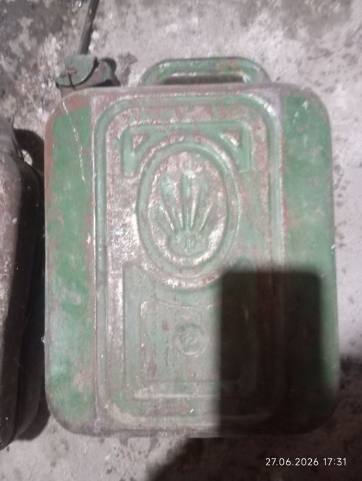 продам чугунные дверцы на печку,канистры