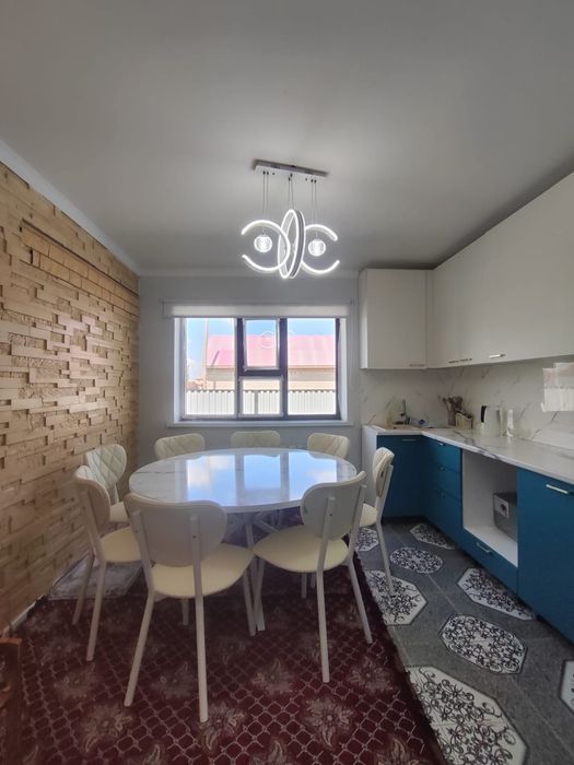 Кухонный стол и стулья