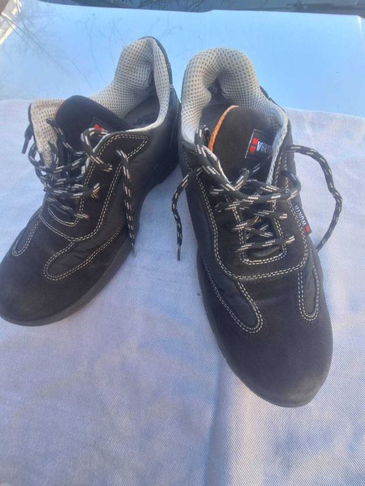 Работни обувки с бомбе 45