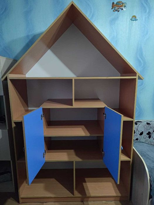 Детский шкаф-домик.