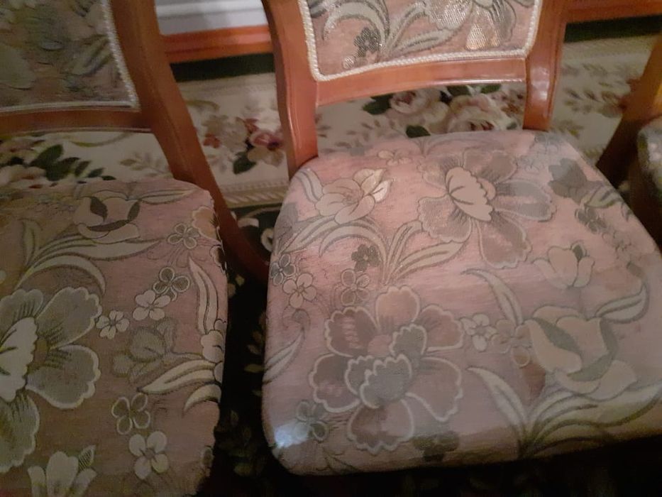 Стол стулдарымен сатылады