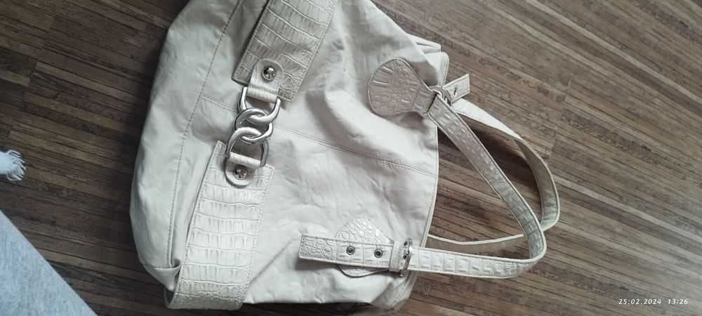 Бяла кожена чанта
