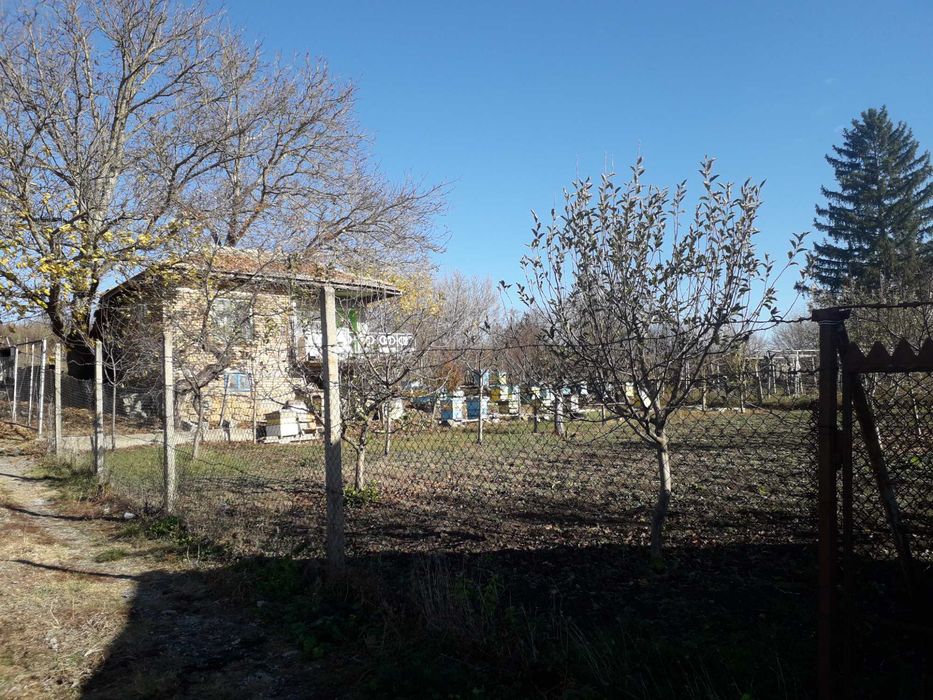 Продавам място с площ 730м2 с масивна вила в м-та Ямата на гр.Попово