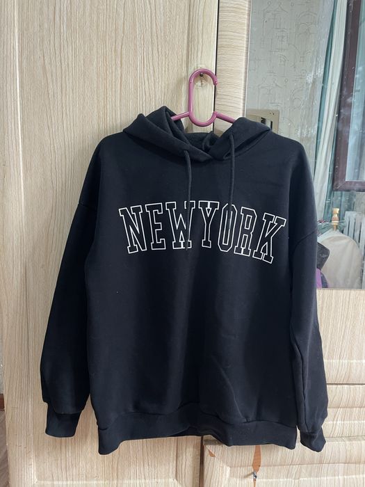 Киімдер сатылады