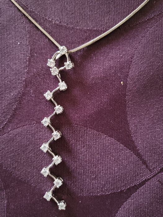 Сребърен синджир с две висулки.