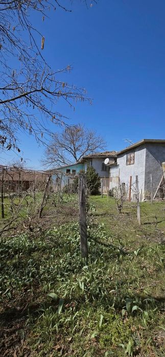 Голяма къща с гараж и лятна кухня в село Добри дял