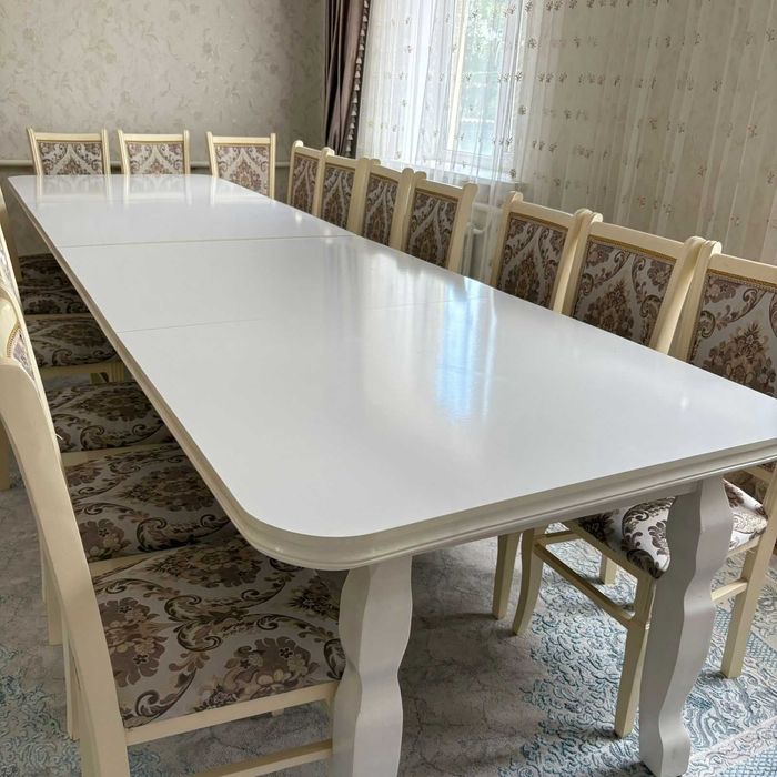 Продается овальный стол с стульями